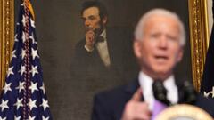 U.S. President Joe Biden speaks about the fight to contain the coronavirus disease (COVID-19) pandemic, in front of a portrait of Abraham Lincoln at the White House in Washington, U.S. January 26, 2021. REUTERS/Kevin Lamarque