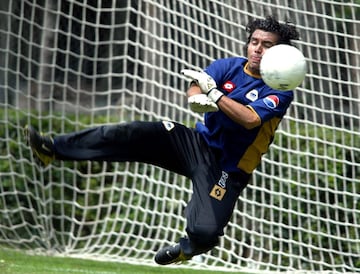 Le tocó llenar un hueco muy grande... la partida de Sergio Bernal.
Sin embargo, Esdras era un arquero nervioso y poco confiable, que cometió errores importantes y le costaron puntos a los Pumas.