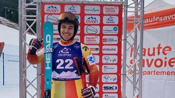 Ander Mintegui después de subir al podio en segundo lugar en el Campeonato del Mundo Junior de Esquí Alpino.