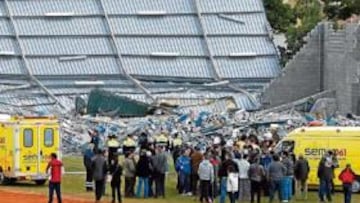 <b>LA TRAGEDIA. </b>Policía, servicios de emergencia, vecinos y familiares aunaron esfuerzos para sacar a las víctimas del amasijo de hormigón en el que se convirtió el pabellón.