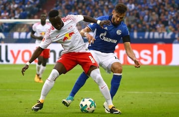 Schalke’s Daniel Caligiuri in action with RB Leipzig's Naby Keita