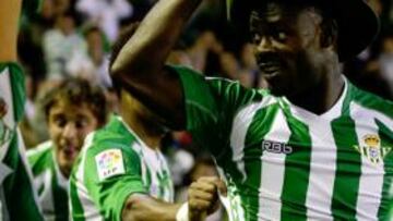 <b>DÍSCOLO. </b>Emaná, con la mascota Palmerín al fondo, celebra un gol con el Betis.