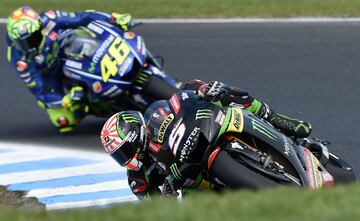 Johann Zarco rueda por delante de Valentino Rossi.