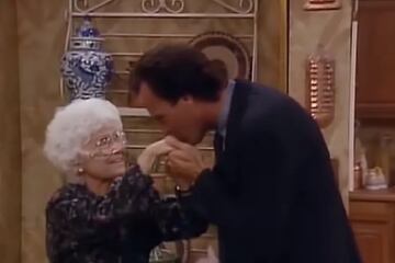 Julio Iglesias apareció como él mismo en un episodio titulado "Valentine’s Day" donde hizo de cita para Sophia en la celebración del Día de San Valentín de 1989. Llegó elegantemente, provocando ovaciones del público dentro del episodio, y protagonizó una escena inolvidable mientras las protagonistas lo contemplaban y comentaban su presencia con humor y emoción 