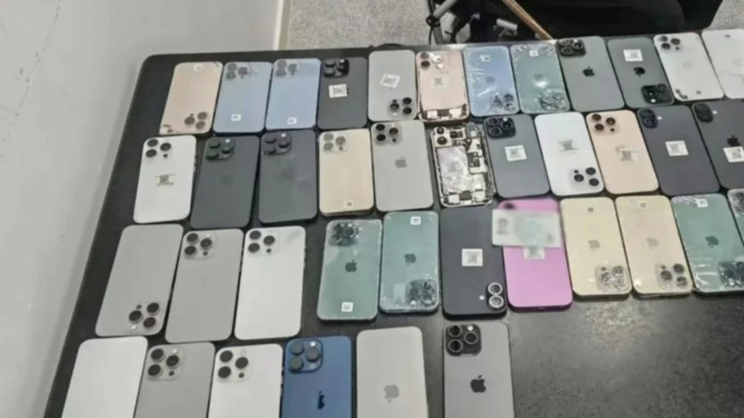 ¡Increíble Descubrimiento en la Aduana! Hallan 42 Teléfonos Escondidos en una Silla de Ruedas