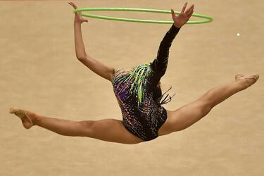 Los Juegos del Sudeste Asiático están dejando momentos espectaculares e imágenes de lo más curioso en cada jornada. Un ejemplo de ello es la gimnasia rítmica, una modalidad que destaca por su dificultad y plasticidad. Como este ejercicio de aro de la representante de Singapur Yu Yenn, en el que por momentos pareció perder la cabeza.  