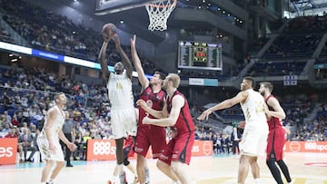 Usman Garuba, p&iacute;vot del Real Madrid, frente a Barreiro, del Casademont Zaragoza.