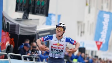 Evenepoel celebra su victoria en la Volta CV.
