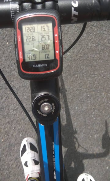 Mi Garmin a casi 42 grados en un momento del entrenamiento del domingo (Foto hecha en una carretera cerrada, sin tr&aacute;fico)