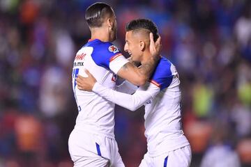 Edgar Méndez y Roberto Alvarado celebran el gol en el triunfo de Querétaro 0-2 Cruz Azul de la ida de los cuartos de final del Apertura 2018 en el Estadio Corregidora.