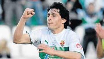 <b>MERCADO. </b>Peragón, que en la imagen celebra un gol con el Elche, interesa al Málaga.