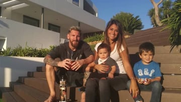 Lionel Messi con Antonella Roccuzzo y sus dos hijos en el jard&iacute;n de su casa de Castelldefels.