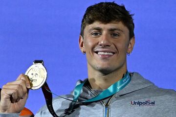 Gold medallist Italy's Nicolo Martinenghi poses with their medal following the men's 100m breaststroke finals the Budapest 2022 World Aquatics Championships at Duna Arena in Budapest on June 19, 2022. (Photo by Fran�ois-Xavier MARIT / AFP)