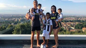 Cristiano presume de "familia": todos vestidos de la Juventus