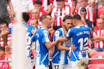 Darder y Vini Souza agasajan a Braithwaite tras el 0-1.