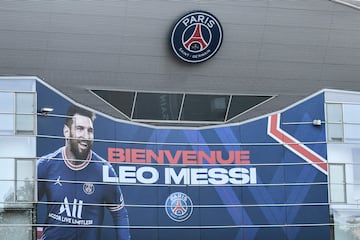 La bienvenida de Leo Messi en el estadio del PSG. Lona enorme con los colores y la camiseta de su nuevo equipo.