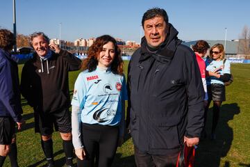 La presidenta de la Comunidad de Madrid, Isabel Díaz Ayuso, junto al exfutbolista argentino Germán Burgos durante el partido benéfico 'Artistas contra famosos' a beneficio de la Fundación Aless Lequio.