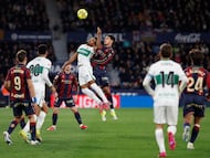 VALENCIA, 23/01/2026.- El centrocampista británico del Elche Grady Diangana (i) salta por el balón con el francés Ugo Raghouber, del Levante, durante el partido de la jornada 21 de LaLiga que Levante UD y Elche CF disputan hoy viernes en el estadio Ciutat de Valencia. EFE/Ana Escobar