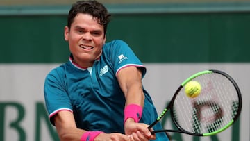 Milos Raonic devuelve una bola ante Steve Darcis en su partido de primera ronda en Roland Garros.