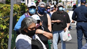 People wait in line at a walk-up coronavirus testing location in Los Angeles, California, August 10, 2020, amid the COVID-19 pandemic. - Los Angeles County officials reported 1,920 new confirmed cases of coronavirus on August 10, bringing the total to at