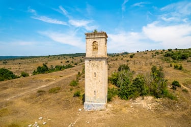 Ochate es el "rey" de los pueblos abandonados marcados por el misterio. Situado en el Condado de Treviño (Burgos), es probablemente el lugar que más literatura paranormal ha generado en España. Se le conoce popularmente como el "pueblo maldito", aunque gran parte de su leyenda negra es fruto de un reportaje de los años 80 que lo catapultó a la fama.