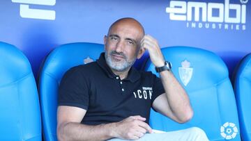 03-09-2022. ABELARDO, EN EL TORALIN, MOMENTOS ANTES DEL PONFERRADINA-SPORTING QUE GANÓ EL EQUIPO ROJIBLANCO POR 1-3.