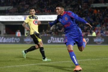 El jugador de Universidad de Chile, Mario Briceño, celebra su gol contra San Luis durante el partido amistoso en el estadio Nacional de Santiago, Chile.