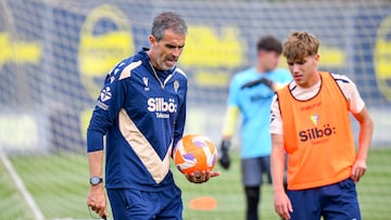 Garitano en la Ciudad Deportiva Bahía de Cádiz junto a José Antonio de la Rosa.