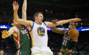 Khris Middleton para en falta a David Lee.