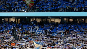 SAN SEBASTIÁN, 14/01/2023.- La afición de la Real Sociedad durante el partido de la jornada 17 de la LaLiga Santander que Real Sociedad y Athletic de Bilbao disputan este sábado en el Reale Arena, en San Sebastián. EFE/ Javier Etxezarreta
