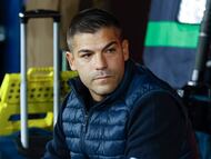 PAMPLONA, 08/12/2025.- El entrenador del Levante, Álvaro del Moral, antes del partido de LaLiga de fútbol que CA Osasuna y Levante UD disputan este lunes en el estadio de El Sadar, en Pamplona. EFE/Villar López
