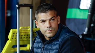 PAMPLONA, 08/12/2025.- El entrenador del Levante, Álvaro del Moral, antes del partido de LaLiga de fútbol que CA Osasuna y Levante UD disputan este lunes en el estadio de El Sadar, en Pamplona. EFE/Villar López