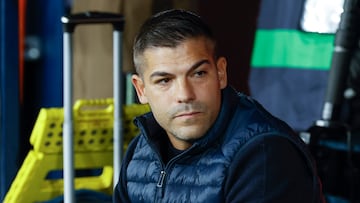 PAMPLONA, 08/12/2025.- El entrenador del Levante, Álvaro del Moral, antes del partido de LaLiga de fútbol que CA Osasuna y Levante UD disputan este lunes en el estadio de El Sadar, en Pamplona. EFE/Villar López