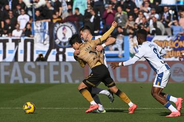 Take Kubo desborda a Javi Hernndez durante el Legans - Real Sociedad