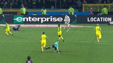 ¡Árbitro de Nantes-PSG patea a jugador y después lo expulsa!