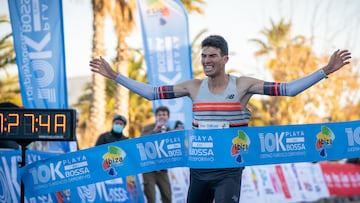 El atleta español Adel Mechaal celebra su victoria en los 10K Ibiza Platja d'en Bossa de 2022.