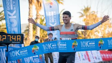 El atleta español Adel Mechaal celebra su victoria en los 10K Ibiza Platja d'en Bossa de 2022.