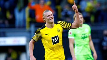 Soccer Football - Bundesliga - Borussia Dortmund v VfL Wolfsburg - Signal Iduna Park, Dortmund, Germany - April 16, 2022 Borussia Dortmund&#039;s Erling Braut Haaland celebrates their second goal scored by Axel Witsel REUTERS/Thilo Schmuelgen DFL REGULATI