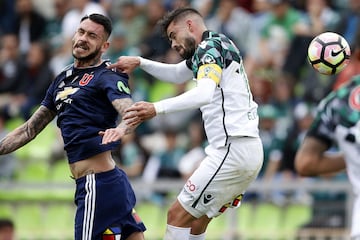 El jugador de Universidad de Chile Mauricio Pinilla, izquierda, disputa el balon con Ezequiel Luna de Santiago Wanderers durante el partido de primera division en el estadio Elias Figueroa de Valparaiso, Chile.