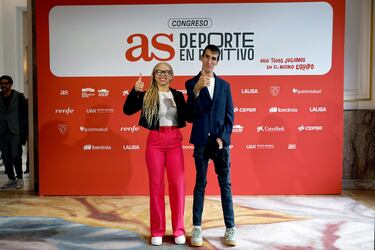La atleta paralímpica Adi Iglesias posa con el atleta Álex Roca. 
 
