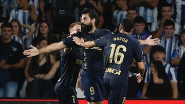 SAN SEBASTIÁN, 28/08/2024.- El delantero del Alavés Asier Villalibre (c) celebra tras marcar ante la Real, durante el partido de LaLiga que Real Sociedad y Deportivo Alavés disputan este miércoles en el estadio Reale Arena, en San Sebastián. EFE/Javi Colmenero