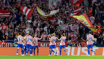 Los futbolistas del Atlético celebran el 5-1 de Julián al Eintracht.