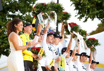 Los ciclistas del Sky subieron al podio como campeones por equipos. Chris Froome y Mikel Landa estuvieron distantes.