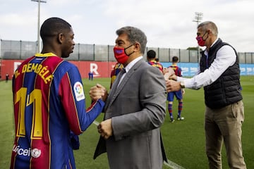 Joan Laporta saluda a Dembélé. 
