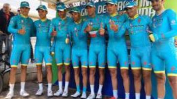El equipo Astana posa tras su victoria en la contrarreloj.