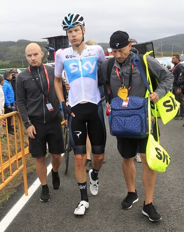 Accidente del ciclista holandés Dylan Van Baarle con un asistente tras cruzar la meta.