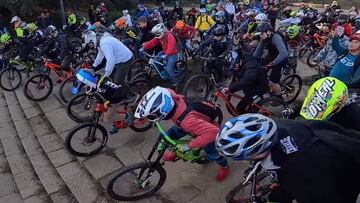 Un centenar de ciclistas en Massive Urban Freeride Avalanche MTB Barcelona, by BIenvenido Aguado, a punto de bajar porunas escaleras de Montju&iuml;c.