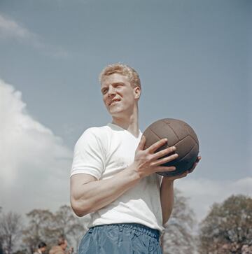Ron Flowers murió el 12 de noviembre, a los 87 años. Fue uno de los jugadores más destacados del Wolverhampton Wanderers de los 50. Pero tuvo una carrera tan larga que llegó a ser uno de los integrantes de la selección inglesa que conquistó el Mundial de 1966. Tenía 31 años cuando fue convocado para la final de la cita mundialista celebrada en Inglaterra, aunque no había jugado durante ese torneo. Precisamente, estuvo a punto de aparecer en ese partido por Jack Charlton, que parecía estar enfermo. Sin embargo, se recuperó y Flowers no llegó a participar en el 4-2 que Inglaterra le endosó a Alemania Federal.