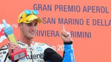 Pol Espargaro celebra su triunfo en el podio.