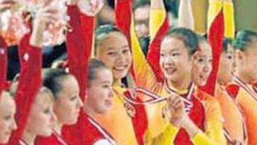 <b>EUFÓRICAS. </b>Las gimnastas chinas disfrutan de un oro inesperado.